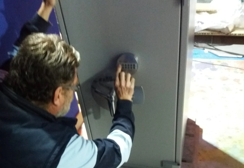 Abriendo la caja fuerte para su transporte Abriendo la caja fuerte para su transporte